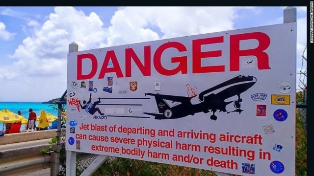 ジェット機のエンジンの危険性について警告する看板