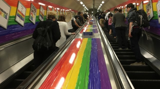 虹色にいろどられたロンドン地下鉄の構内。アナウンスでも性別の中立を保つ取り組みへ