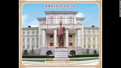 北朝鮮指導者も図柄に頻繁に登場する。この切手は、金正日総書記の像をモチーフにしたもの
