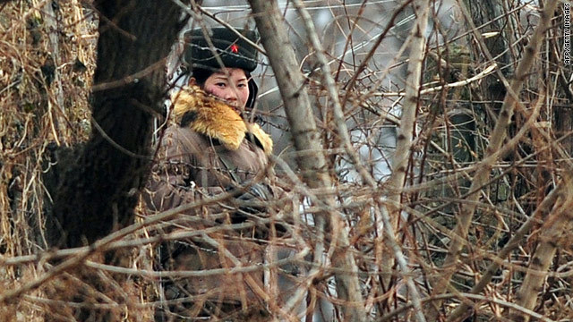 国境付近をパトロールする北朝鮮の女性兵士