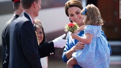 空港で花束を受け取るシャーロット王女