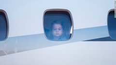 ベルリンの空港へ到着する際、飛行機の窓から外を見つめるシャーロット王女