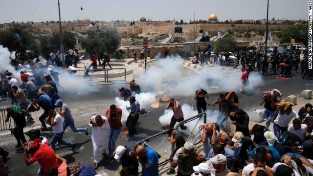 エルサレム旧市街近くで警官が催涙弾を発射