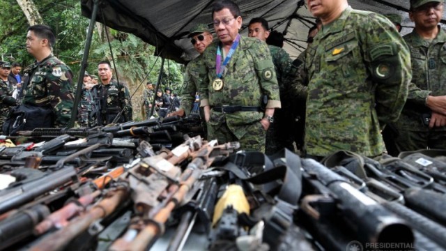 回収した銃器類を確認するドゥテルテ大統領