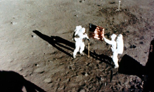 アポロ計画で月の石を持ち帰るのに使った袋が２億円で落札された