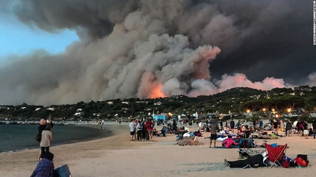 山火事の発生を受け、自宅やキャンプ場から浜辺に避難してきた人々