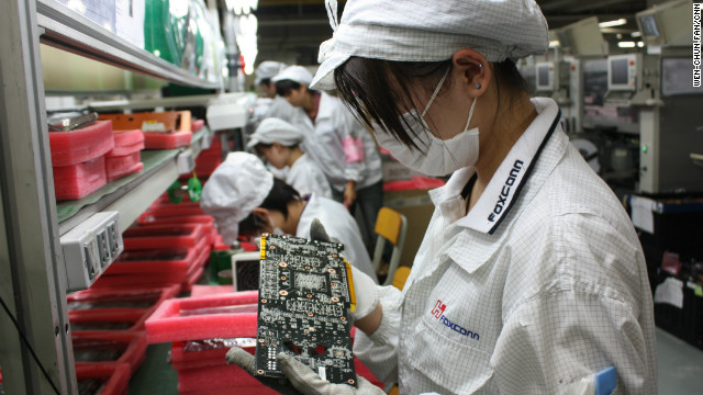 中国の深圳にある鴻海の工場で働く従業員