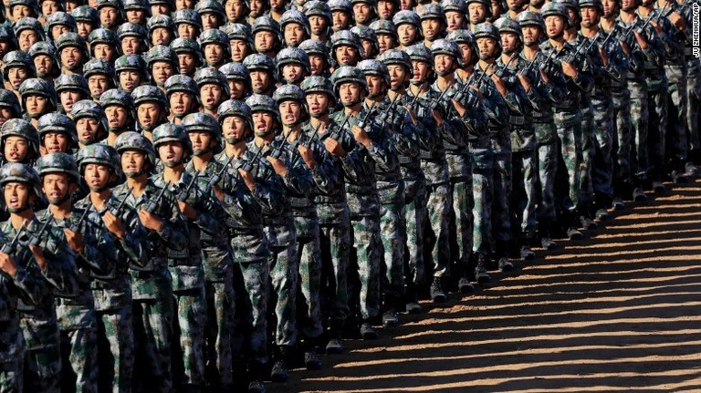 パレードには中国軍兵士１万２０００人が参加