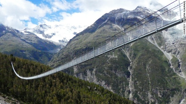 スイスで「世界最長」のつり橋が開通した