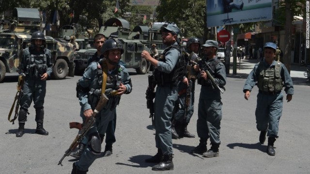 爆発の発生後、現場に到着したアフガニスタンの警察官