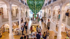 １９世紀の建物を修繕した「カルトゥレスティ・カルセル」は世界で最も美しい書店との呼び声も