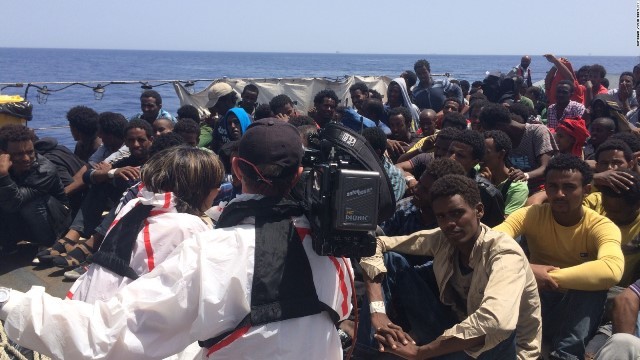 移民や難民の多くは地中海を渡って欧州を目指す