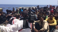 イタリア、船艇２隻をリビア沖に派遣へ　難民・移民対策