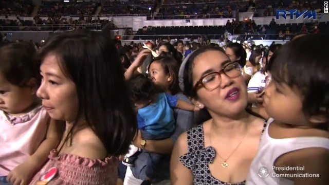 フィリピン・マニラで、フィリピン人の母親数千人が一斉に子どもに授乳するイベントが開催された