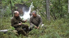 ショイグ国防相（右）に、キノコを見せるプーチン氏