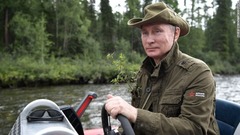 ボートを操るプーチン氏