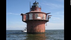 メリーランド州のチェサピーク湾沖合約３キロの地点に立つ灯台。建物上部の水面からの高さは約７．６メートル