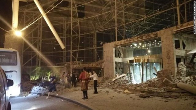 地震で損壊したホテルのエントランス