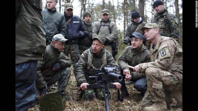 米兵（右）と訓練を受けるウクライナ軍兵士＝２０１６年