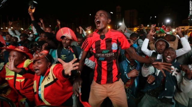 ケニヤッタ大統領の再選を喜ぶ支持者ら