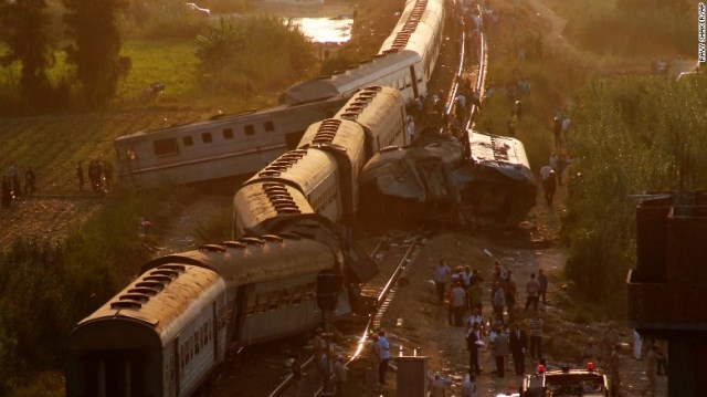 カイロ発の列車とポートサイド発の列車が衝突