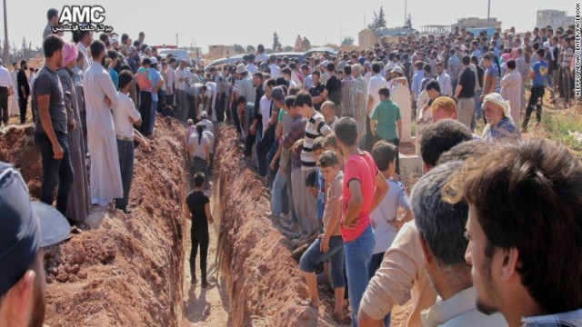 葬儀に集まった人々＝シリア・イドリブ県