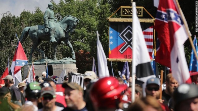 南部連合を指揮したリー将軍の像の前に集まった白人至上主義者の人々