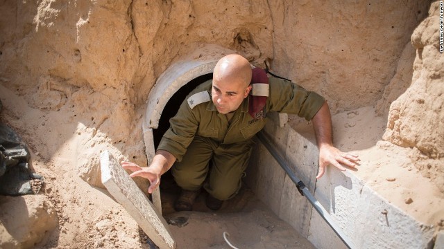 トンネルを調べるイスラエル兵＝２０１４年