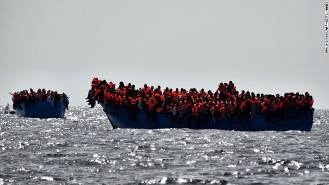救助を待つ難民＝２０１６年、リビア沖
