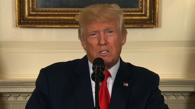 トランプ米大統領はシャーロッツビルでの出来事を受け、白人至上主義団体やネオナチを非難した