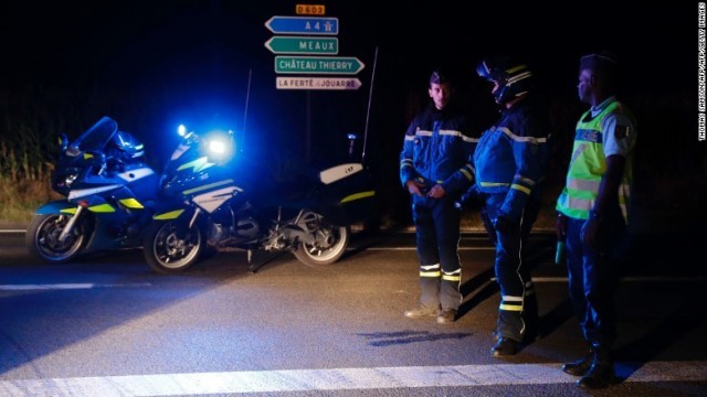 現場周辺の道路を封鎖する仏当局者ら