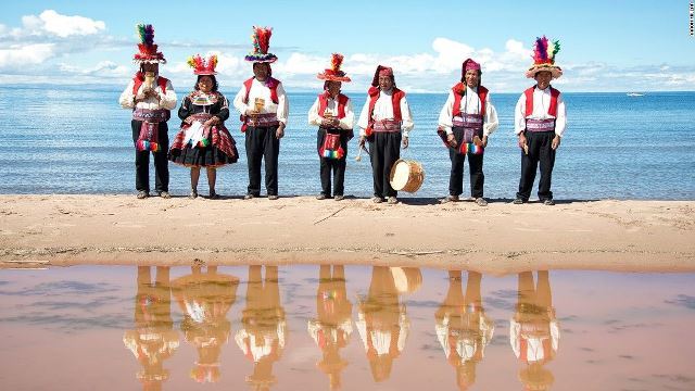 チチカカ湖では地元のダンサーがお出迎え