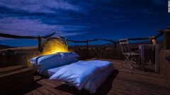 各ロッジにはプライベートプールと屋上のスカイベッドが備わる。アフリカの夜空の下でゆったりとした眠りを満喫
