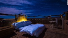 各ロッジにはプライベートプールと屋上のスカイベッドが備わる。アフリカの夜空の下でゆったりとした眠りを満喫