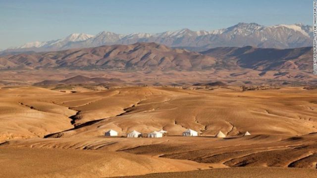 モロッコのアガフェイ砂漠に立つスカラベオキャンプの遠景
