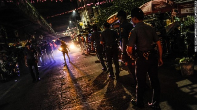 夜のマニラをパトロールする警官。ドゥテルテ大統領は就任以来、麻薬撲滅作戦を進めている