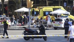 バルセロナのテロ現場では負傷者の手当てが行われた