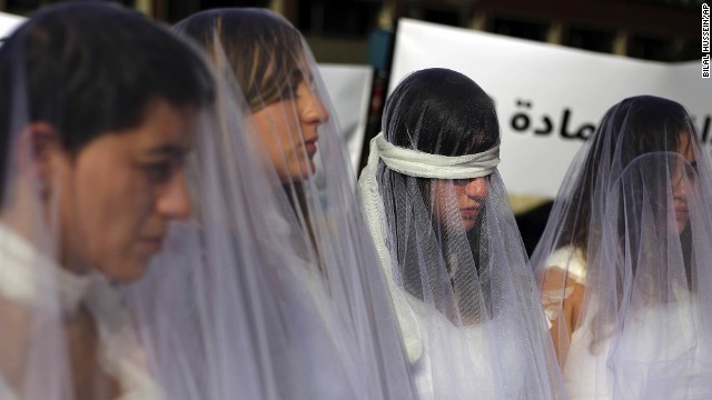 花嫁の扮装でレイプ加害者を免罪とする法律に抗議する人々