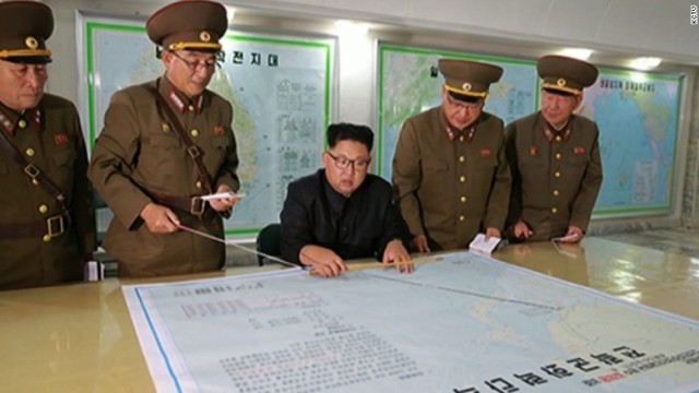北朝鮮の金正恩朝鮮労働党委員長と軍幹部