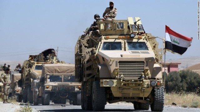 タルアファルへ向かうイラク軍兵士＝６月