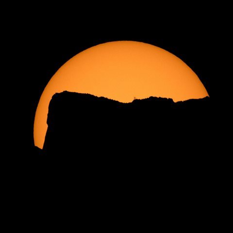 ワシントン州ジャック山の後ろに見える太陽=NASA