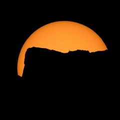 ワシントン州ジャック山の後ろに見える太陽＝NASA