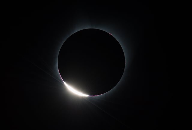 月が太陽を覆い隠す直前に現れたダイヤモンドリング=NASA