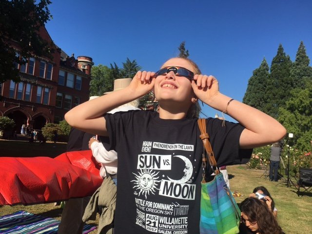 オレゴン州セーレムで太陽を見つめる若者