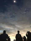 サウスカロライナ州チャールストンで日食を見上げる人々