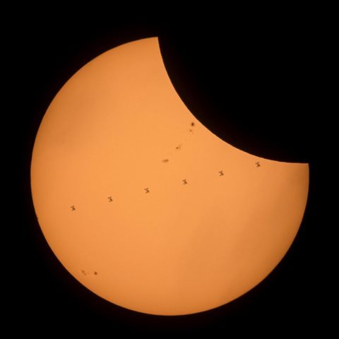 国際宇宙ステーション(ISS)が太陽を横切る様子を7枚の画像から合成=NASA