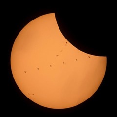 国際宇宙ステーション（ＩＳＳ）が太陽を横切る様子を７枚の画像から合成＝NASA