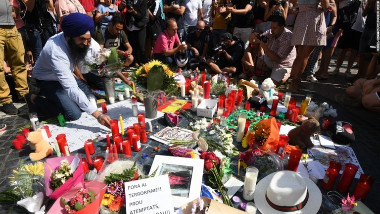 テロの犠牲者に祈りを捧げる人々