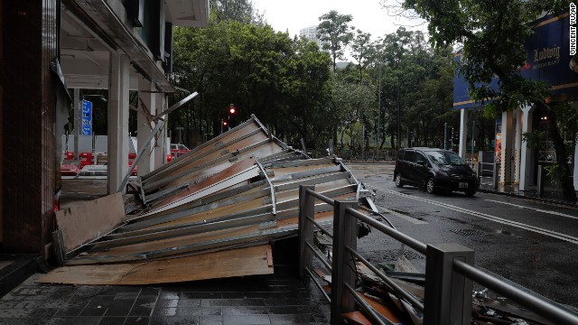 台風１３号上陸に伴い、市街地で強風による被害が出ている