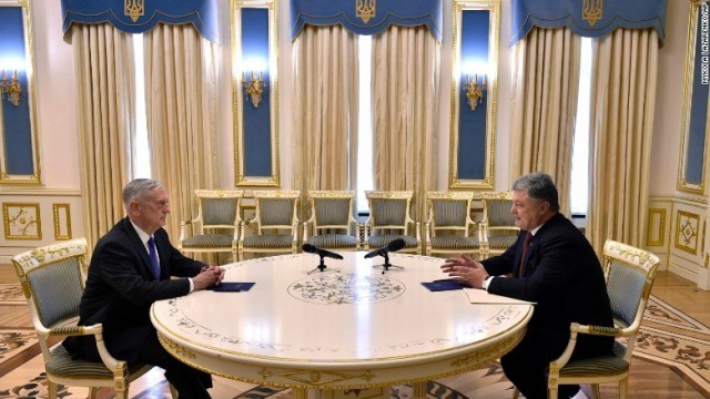 マティス米国防長官（左）がウクライナのポロシェンコ大統領とキエフで会談